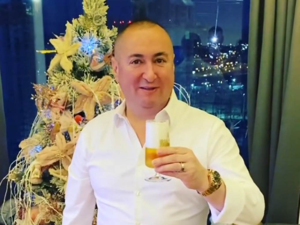  ĐANI SLAVI BOŽIĆ I NAZDRAVLJA SA SINOVIMA: "Hristos se rodi, familijo"! A tek Slađu na stolici da vidite (FOTO, VIDEO) 