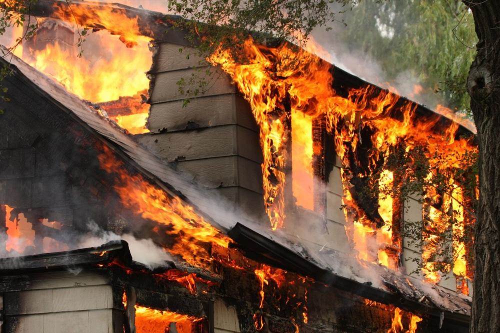  ZBOG PIROTEHNIKE BAKA OSTALA BEZ KROVA: Požar ugasile komšije nesrećne starice 