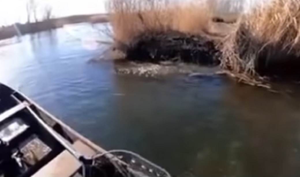  STRAHOVIT PRIZOR NA HRVATSKOM JEZERU: Pecaroša usred vode zatekao ZEMLJOTRES (VIDEO) 