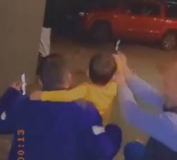  ŠOK SNIMAK IZ  TETOVA: Dijete puca iz pištolja, a odrasli mu pomažu, otac uhapšen (VIDEO) 