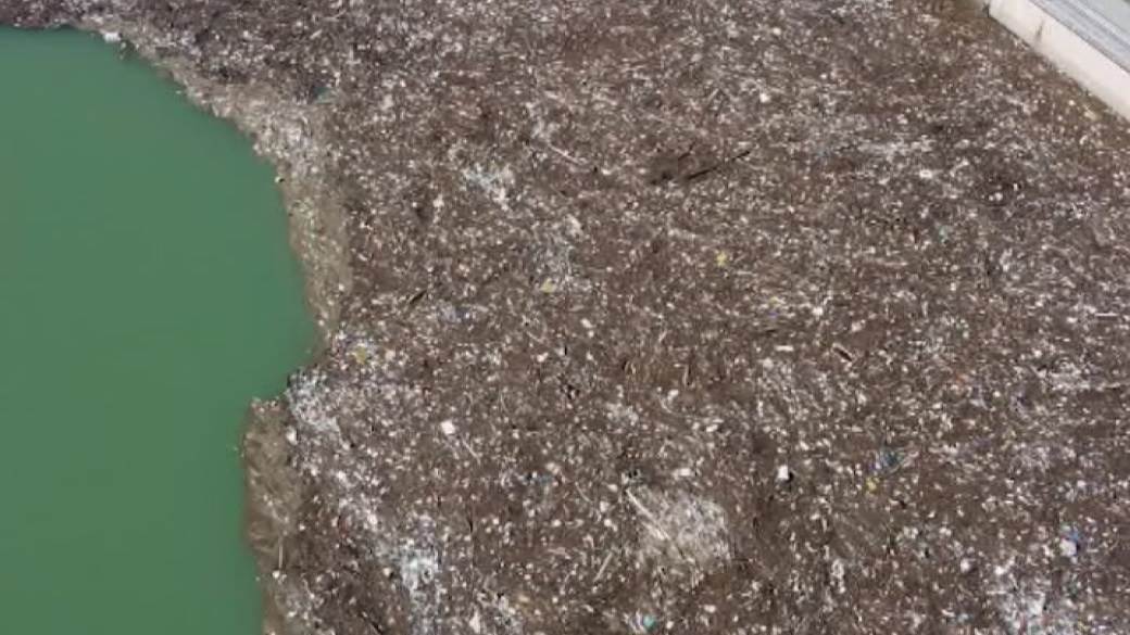  SRBIJA: Pogledajte PLUTAJUĆU DEPONIJU kod Priboja, stotine kubika smeća na Potpećkom jezeru! 