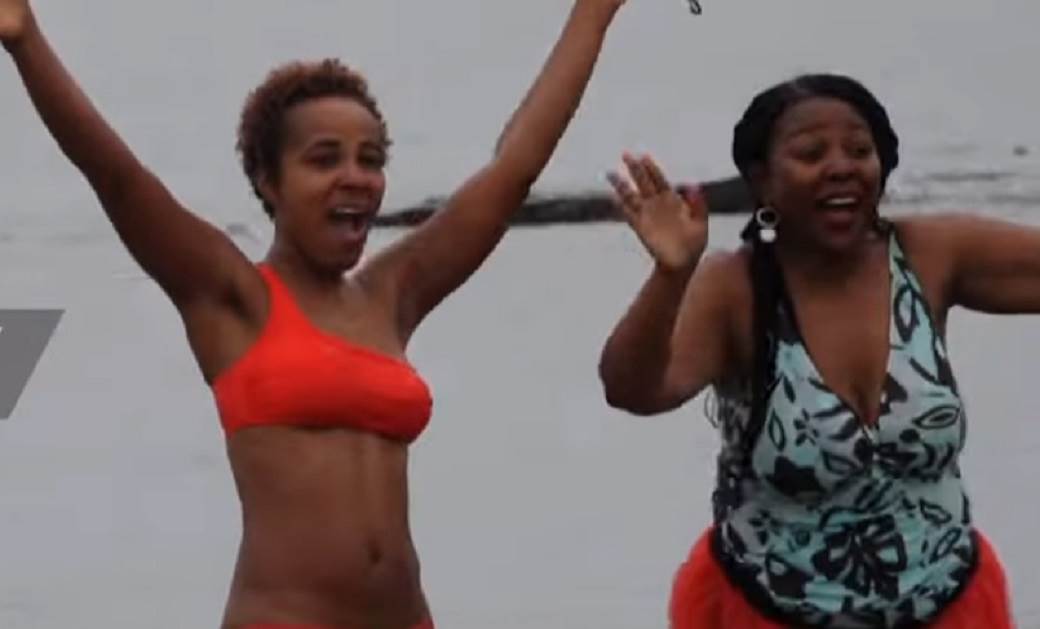  DJEVOJKE SE SKINULE, PA ZATRČALE U LEDENI OKEAN: Na sve su bile spremne zbog ovog SUJEVERJA! (VIDEO) 