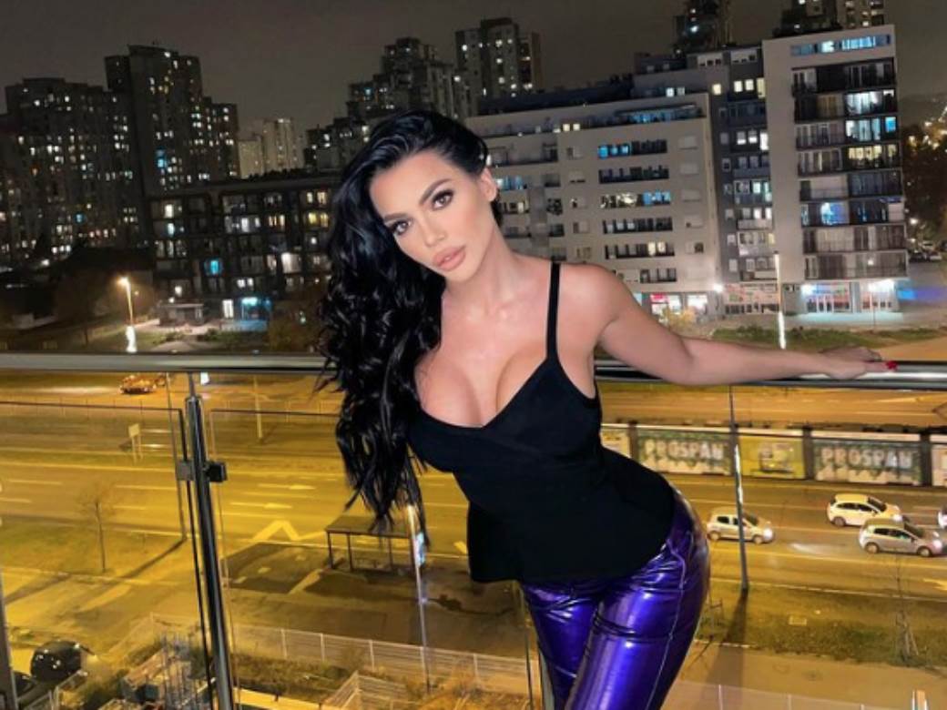  HELENA POKAZALA NIKAD DUBLJI DEKOLTE: Majica hoće da pukne! Reagovala i Nada Topčagić foto 