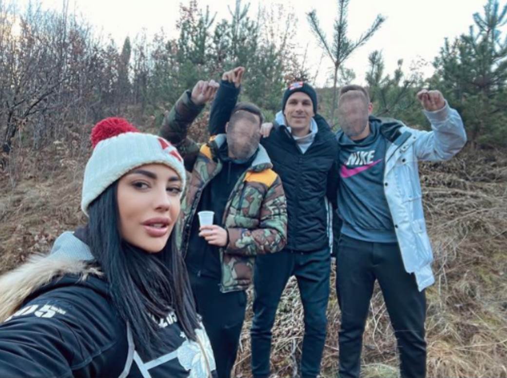  KAĆA I GOBELJIĆ ZAJEDNO SLAVE BADNJI DAN! Sa prijateljima poranili u šumu i zapevali (FOTO, VIDEO) 