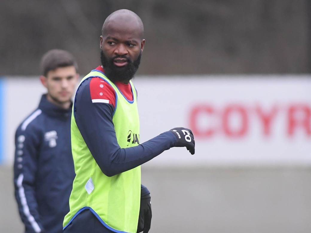  DOŠAO NA TRENING U DRESU RIVALA PA MU ZABRANJEN ULAZ! Ovo još nismo videli - pokušava da ga oteraju  