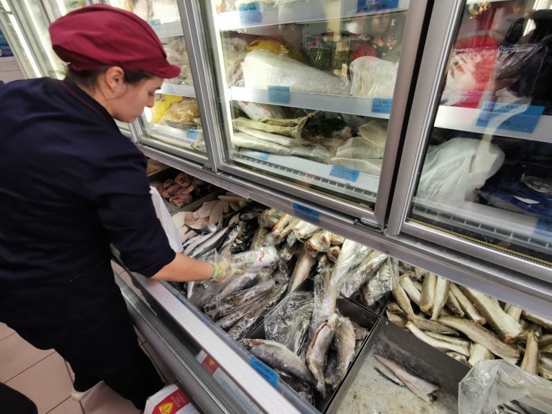  FOTOGRAFIJA IZ SUPERMARKETA KRUŽI TVITEROM: Pored ribe za Badnje veče, možete kupiti i SMRZNUTOG DIN 