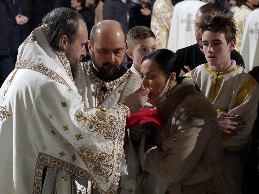  CECA SE U PONOĆ PRIČESTILA U NAJVEĆEM SRPSKOM HRAMU: Ispoštovala sve božićne običaje (FOTO) 