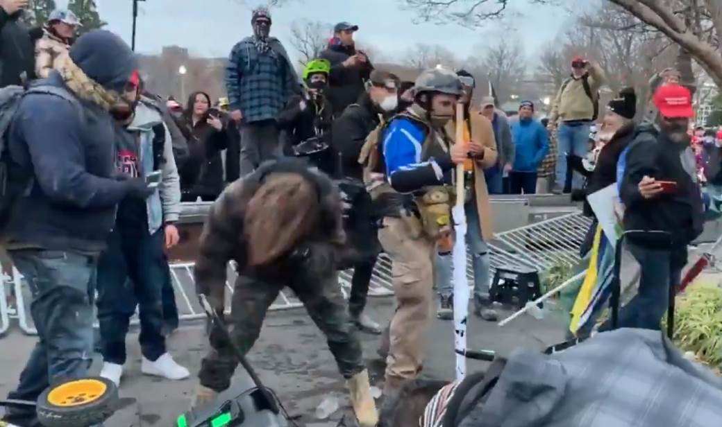  "UBIJTE MEDIJE": Novinarske ekipe na meti demonstranata, gazili su sve što su vidjeli (VIDEO) 