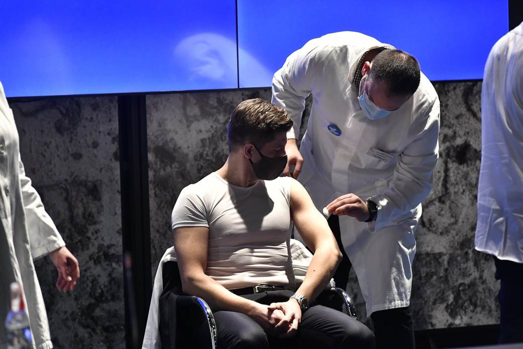  HRVATSKI MINISTAR POSTAO ZVIJEZDA NA JAVNOJ VAKCINACIJI: Zapalio REGION "isklesanim" tijelom, bura na mrežama (FOTO) 