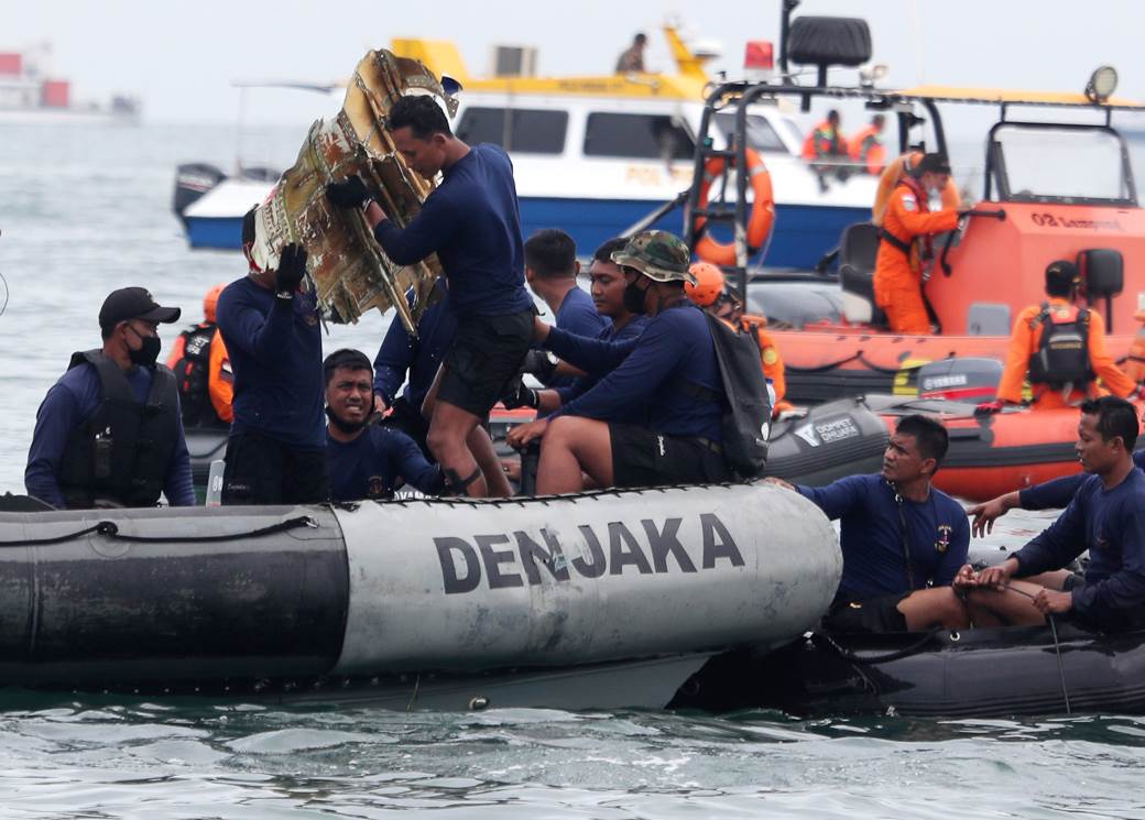  Indonežanske vlasti otkrile su signale s dve lokacije u Javanskom moru nakon što je putnički avion n 