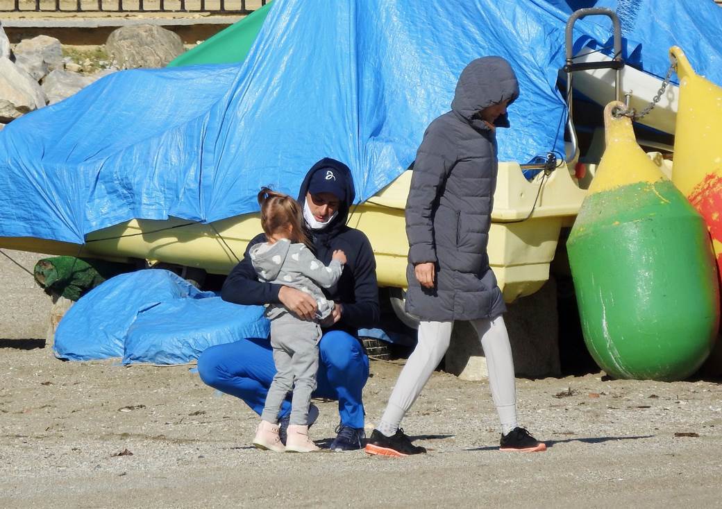  PAPARACO - ĐOKOVIĆI UŽIVAJU NA PLAŽI USRED ZIME: Pogledajte kako se Novak provodi sa Jelenom i decom 