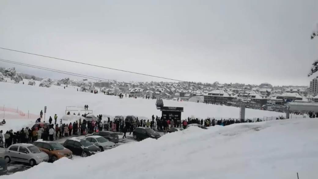  NEPREGLEDNE KOLONE NA ZLATIBORU: Ljudi čekaju satima u redu za gondolu, ne smeta im ni visoka cena v 