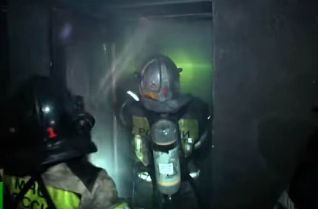  U VATRENOJ STIHIJI IZGORELE MAJKA I ĆERKA (7): Požar progutao zgradu u Rusiji, majka molila za SPAS NA TVITERU! 