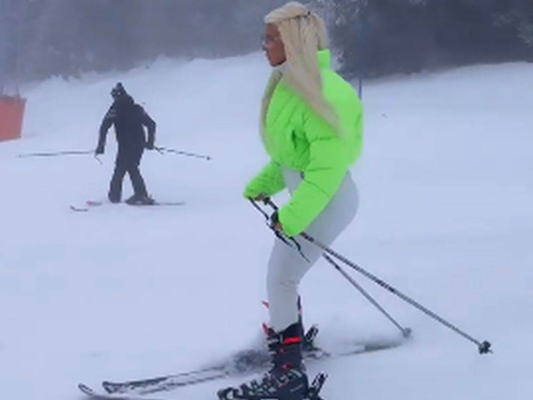  PROBAJTE DA JOJ STANETE NA CRTU: Jelena Karleuša je bomba čak i na skijama, a tek da vidite kako juri! (VIDEO) 