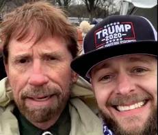  ČAK NORIS NE MOŽE DA BUDE NA DVA MESTA ODJEDNOM: Glumac dao podršku Trampu, a sad dele fotografiju njegovog dvojnika 