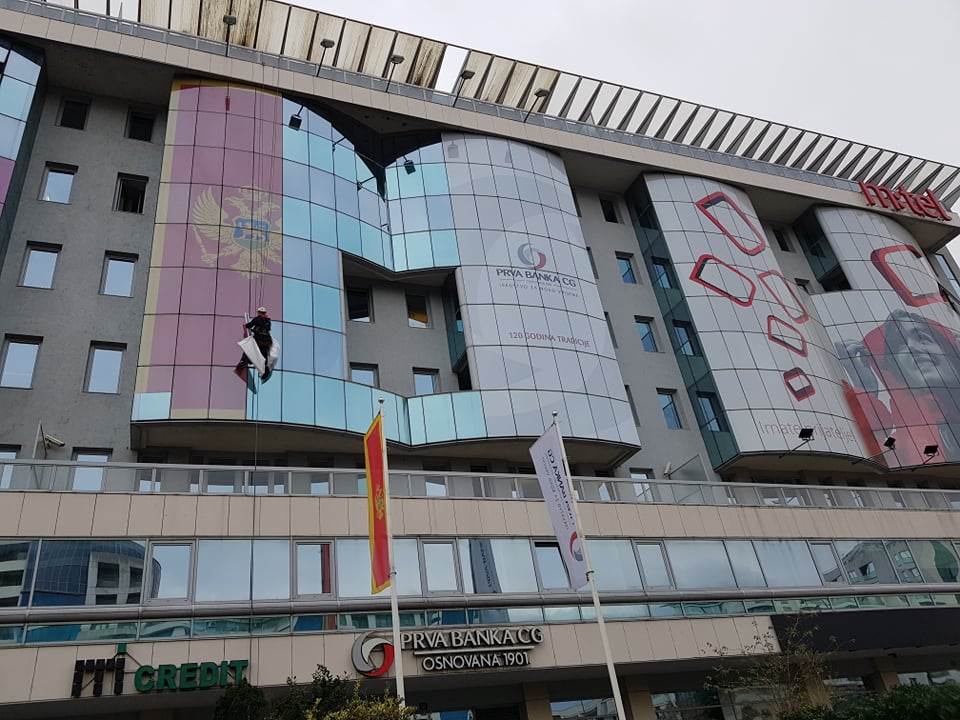  CRNOGORSKA ZASTAVA NA JOŠ JEDNOJ ZGRADI U PODGORICI! 