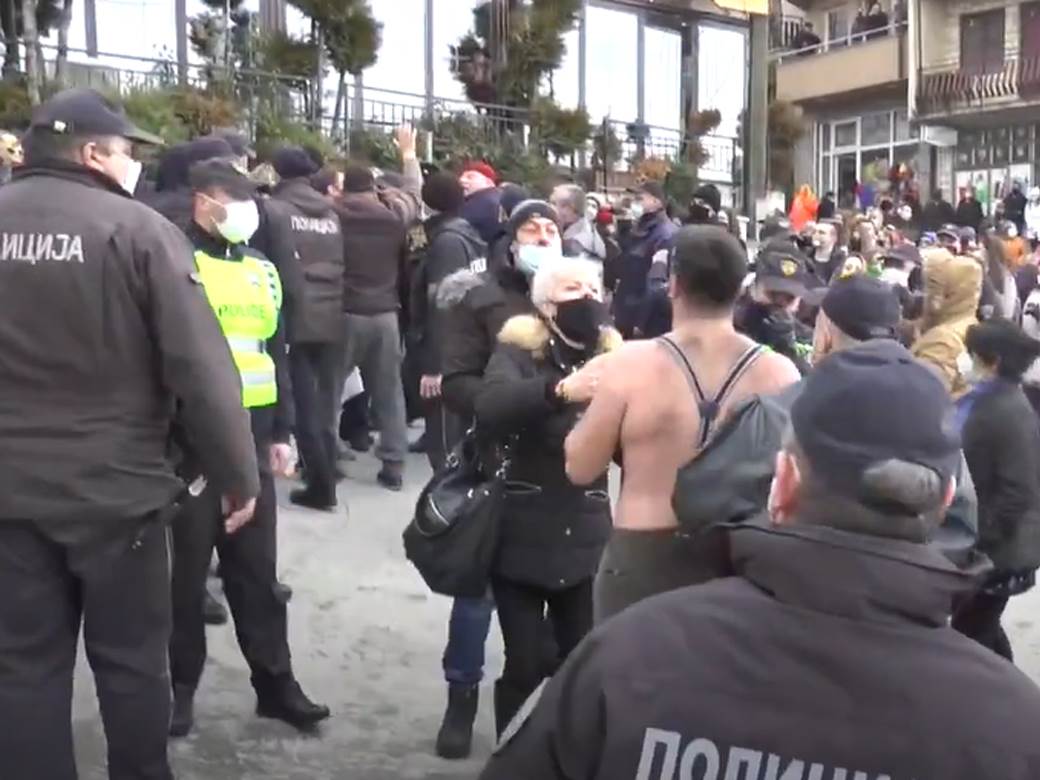  POLICIJA RAZBILA MAKEDONSKI KARNEVAL: Pogledajte kako su pripadnici MUP-a upali "maricama" i rasturi 