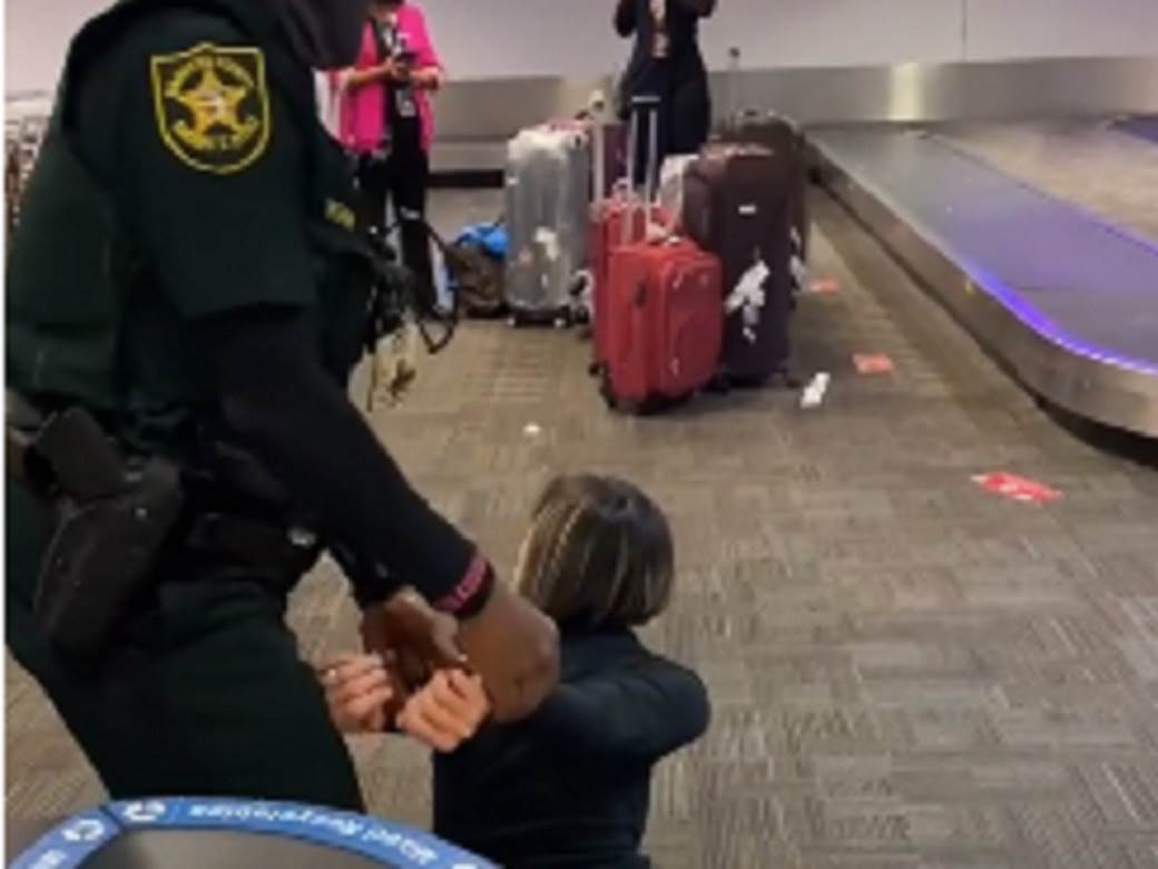  DIVLJALE I BACALE SE: Dve žene napravile haos na aerodromu zbog neverovatnog razloga - obezbeđenje ih na kraju nosilo! 