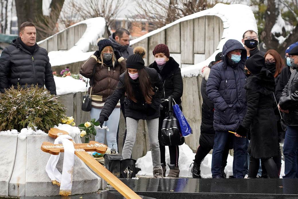  ČETRDESET DANA OD SMRTI DŽEJA RAMADANOVSKOG: Porodica i prijatelji neutješni na Novom groblju (FOTO) 