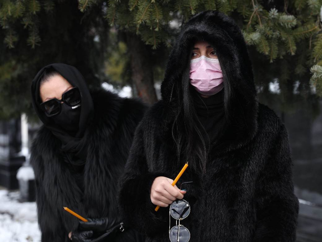  CECA I ANASTASIJA U CRNINI NA ARKANOVOM GROBU: Zapalile sveću, Veljko služio žito (FOTO) 