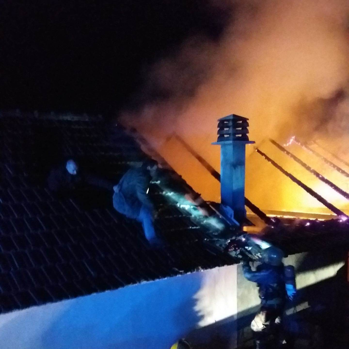  POŽAR U PIPERIMA: Gorela kuća, JEDNOJ OSOBI POZLILO OD DIMA 