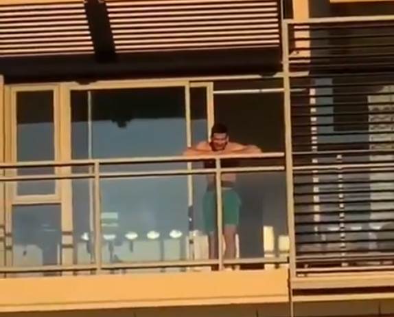  NOVAK MOLIO NAVIJAČE - OSLOBODITE NAS! Izašao je na balkon i obratio im se (VIDEO) 