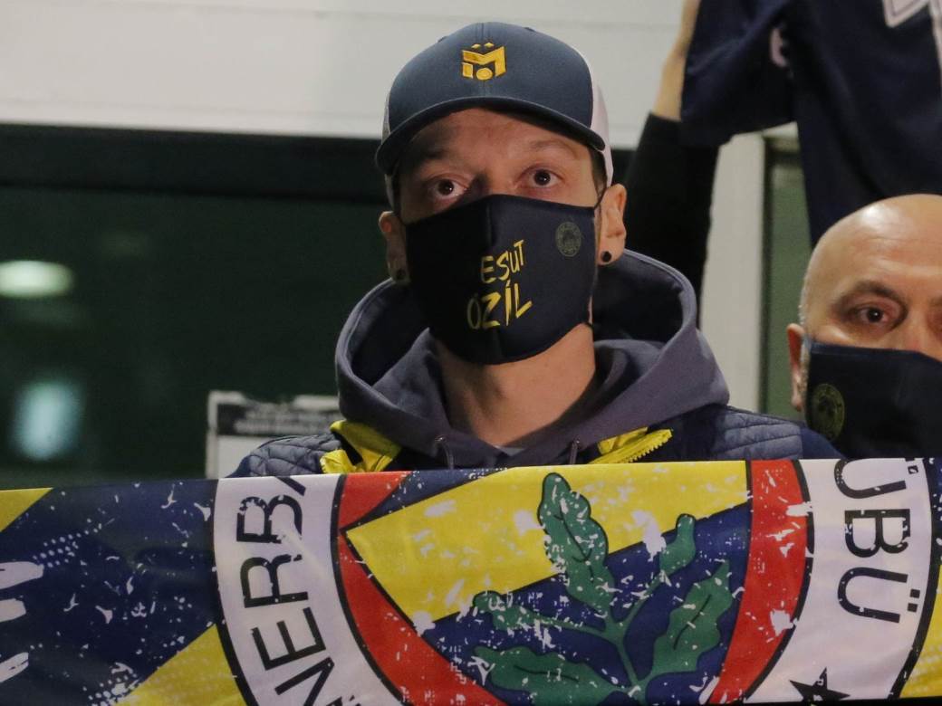  /mesut-ozil-milion-navijaca-avion-let-london-istanbul-fenerbahce-transfer-arsenal. 