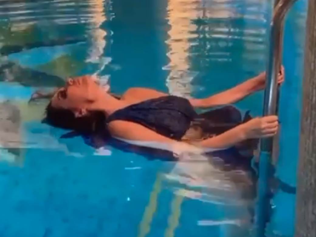  CECIN VIDEO OD KOG ZASTAJE DAH ZAPALIO INTERNET: U haljini ušla u bazen i sve oduševila! Pišu joj da je boginja (VIDEO) 
