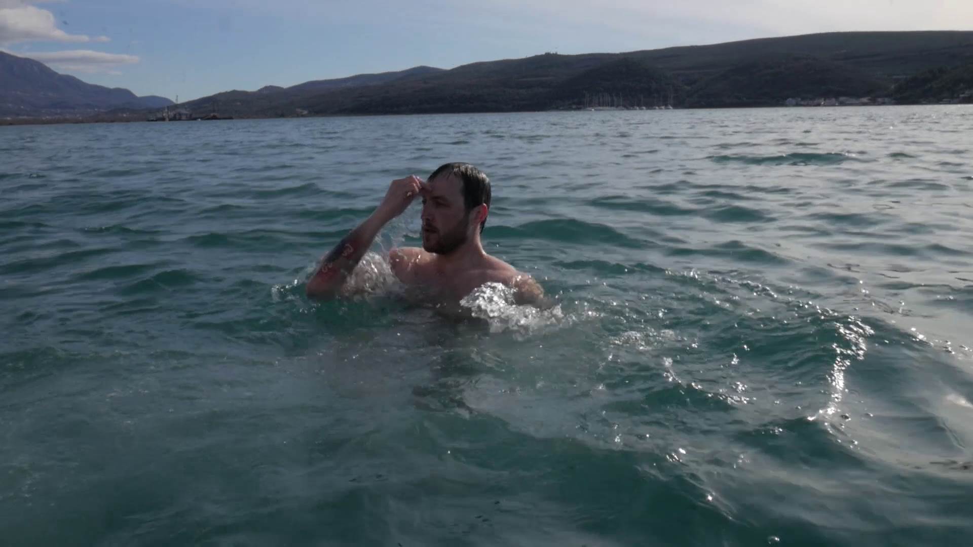  MILAČIĆ SE OKUPAO KOD KRSTIONICE NA MIHOLJSKOJ PREVLACI: BOG SE JAVI, CRNA GORA SE JAVI (VIDEO) 