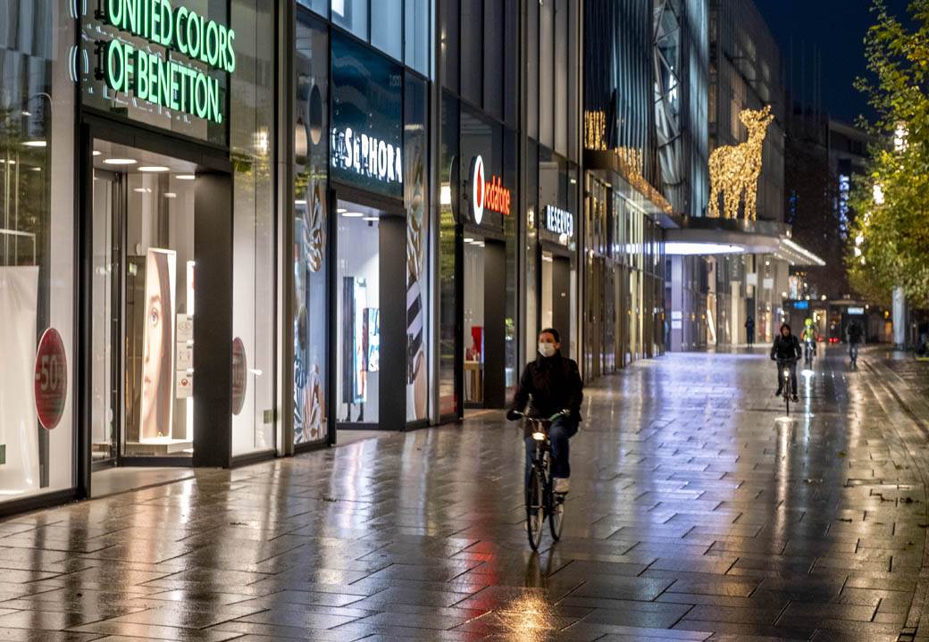  NAKON OTKLJUČAVANJA OČEKUJU SE veliki popusti na cijene odjeće, DO 90 ODSTO! 