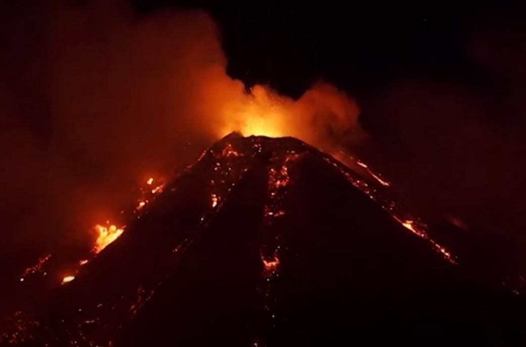  PRORADILA ETNA: Lava šiklja iz dva kraka, spektakularni prizori u Italiji! (VIDEO) 