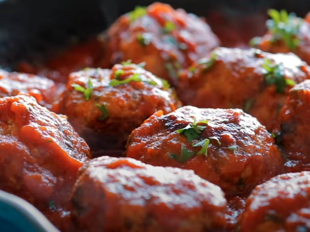  RUČAK KOJI ĆE OBOŽAVATI CELA PORODICA: Sočne ćufte u sosu od paradajza, savršene i sutradan kad ih p 