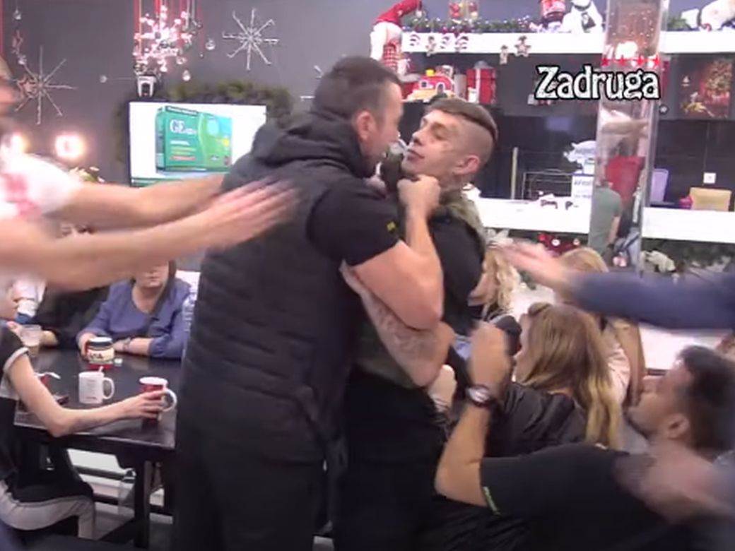  TOMOVIĆ SE SVOM SNAGOM ZALETEO NA FRANA: Besan ga uhvatio za vrat, utrčalo obezbeđenje! (VIDEO) 