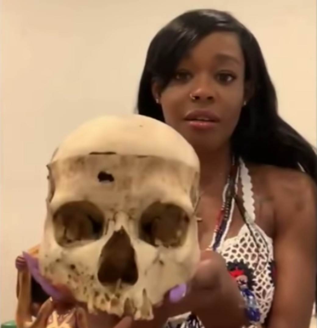  KUPILA LOBANJU DEVOJČICE PREKO INTERNETA: Pevačica zgrozila javnost, pa otkrila da li je pojela MRTVU MAČKU! (FOTO) 