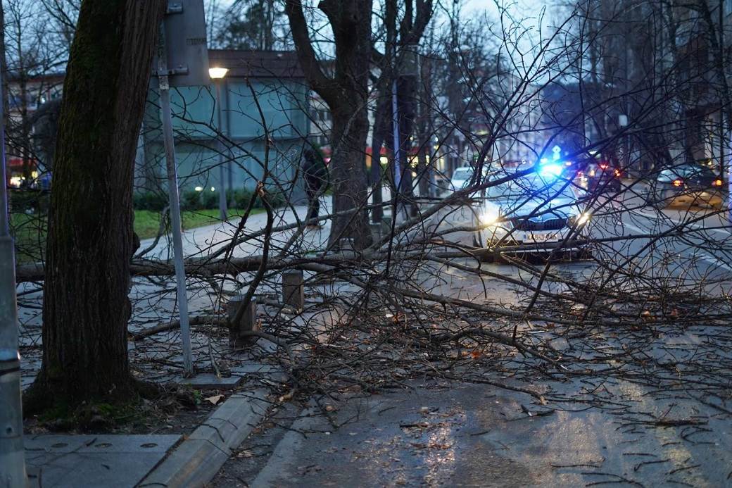  VELIKE VREMENSKE NEPOGODE U KOMŠILUKU: Vetar nosi sve pred sobom, najavljene velike kiše, upaljen me 