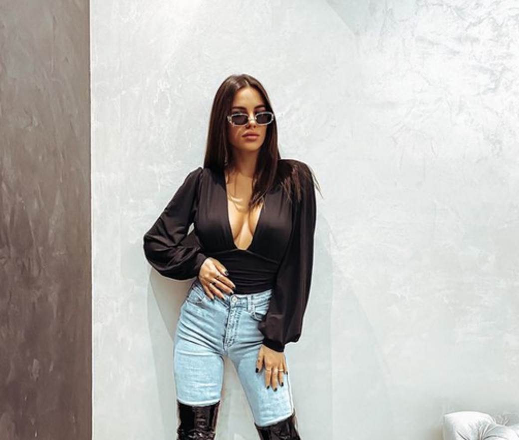  BOJANA RODIĆ POKAZALA DEO LUKS VILE U SURČINU: Veliki bazen nasred dvorišta i pogled koji ODUZIMA DAH! (FOTO) 