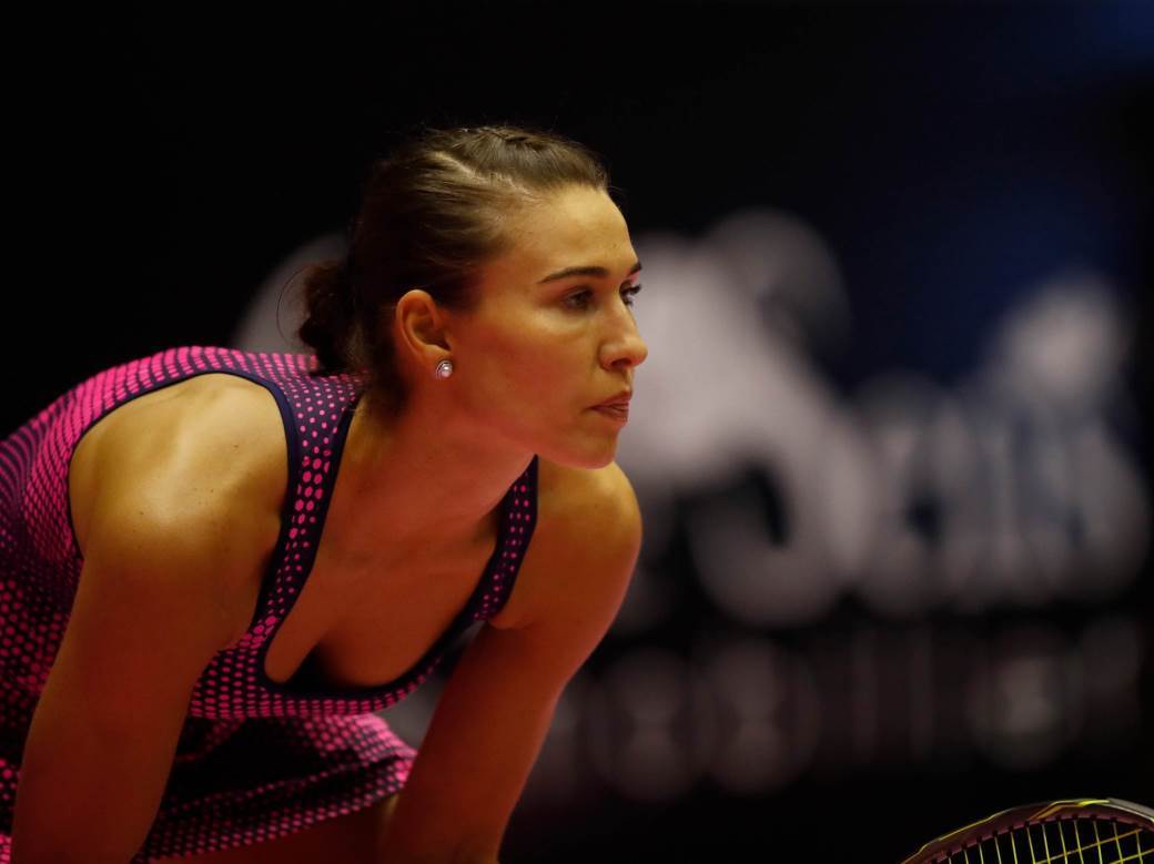  RUSKA TENISERKA IZAZIVA GOLIŠAVIM FOTKAMA: Dok se ostali muče u Australiji, ona uživa na plaži! (FOTO) 