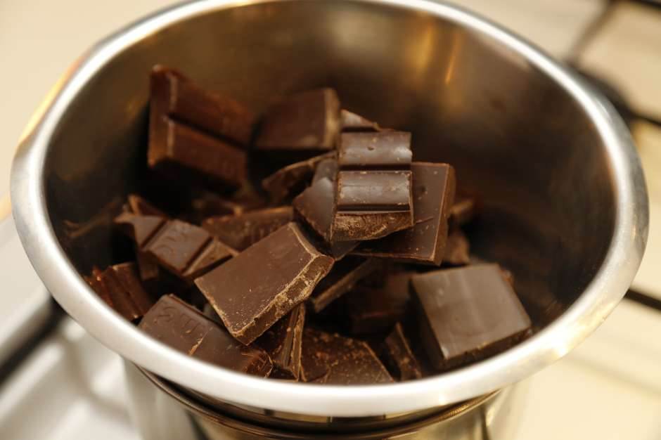  SAMO TO NE! SLATKIŠ KOJI SVI VOLIMO PROPADA ZBOG KORONE: Da li nam preti nestašica čokolade u 2021? 