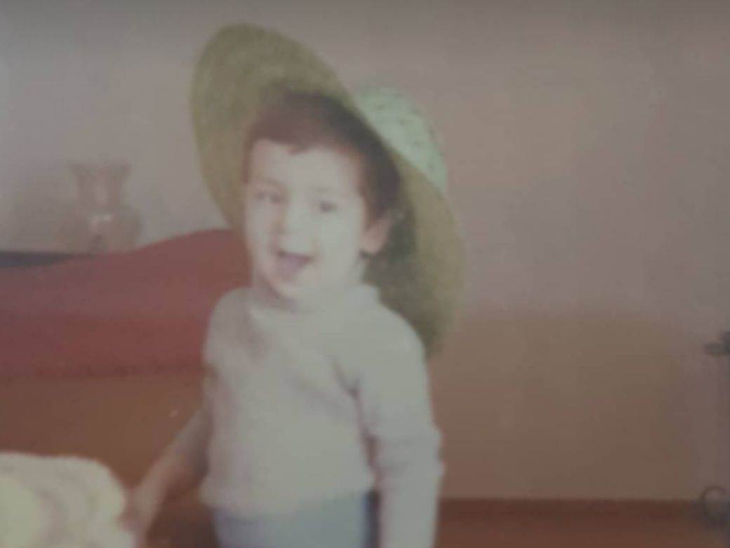  OBJAVIO SLIKU IZ DETINJSTVA, BIO JE PRAVI SLATKIŠ: Da li biste prepoznali voditelja? 