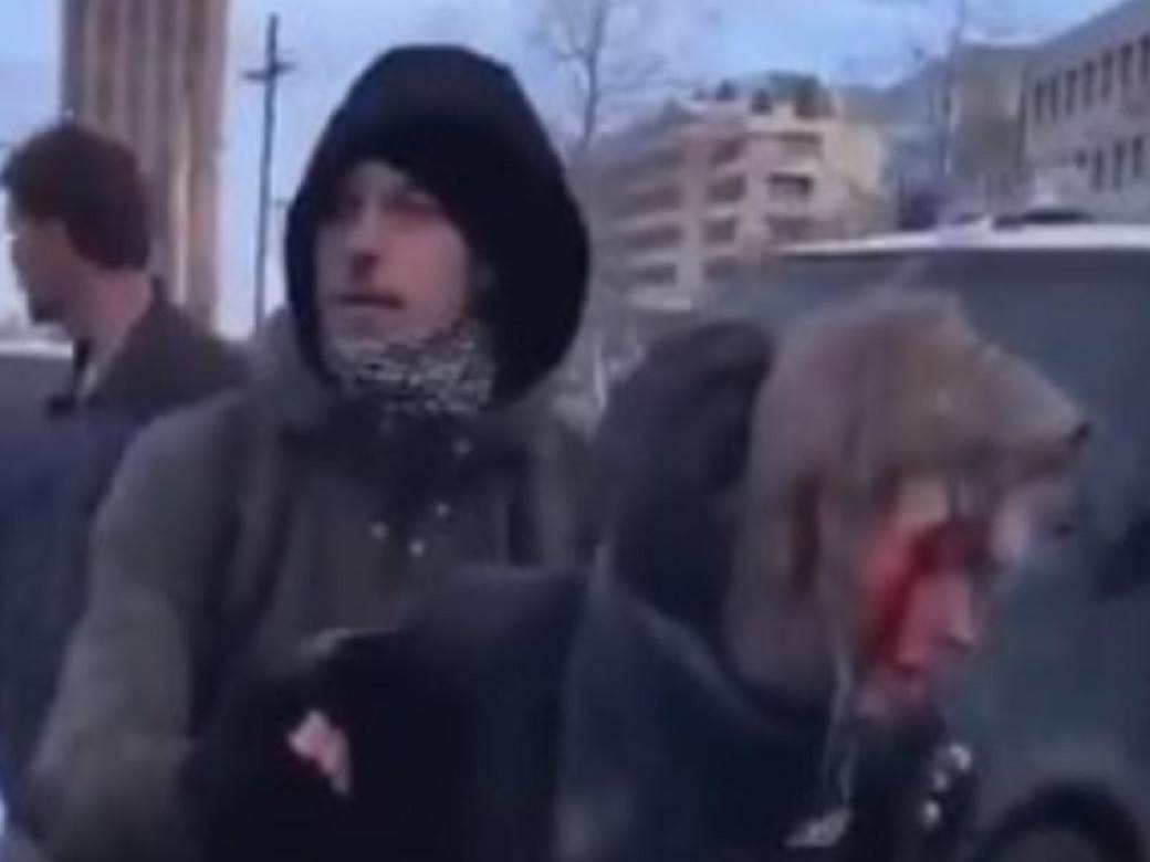  POLICIJA NEMILOSRDNA PREMA DEMONSTRANTIMA: Nezapamćen haos u Holandiji, masovni protesti zbog novih mera (VIDEO) 