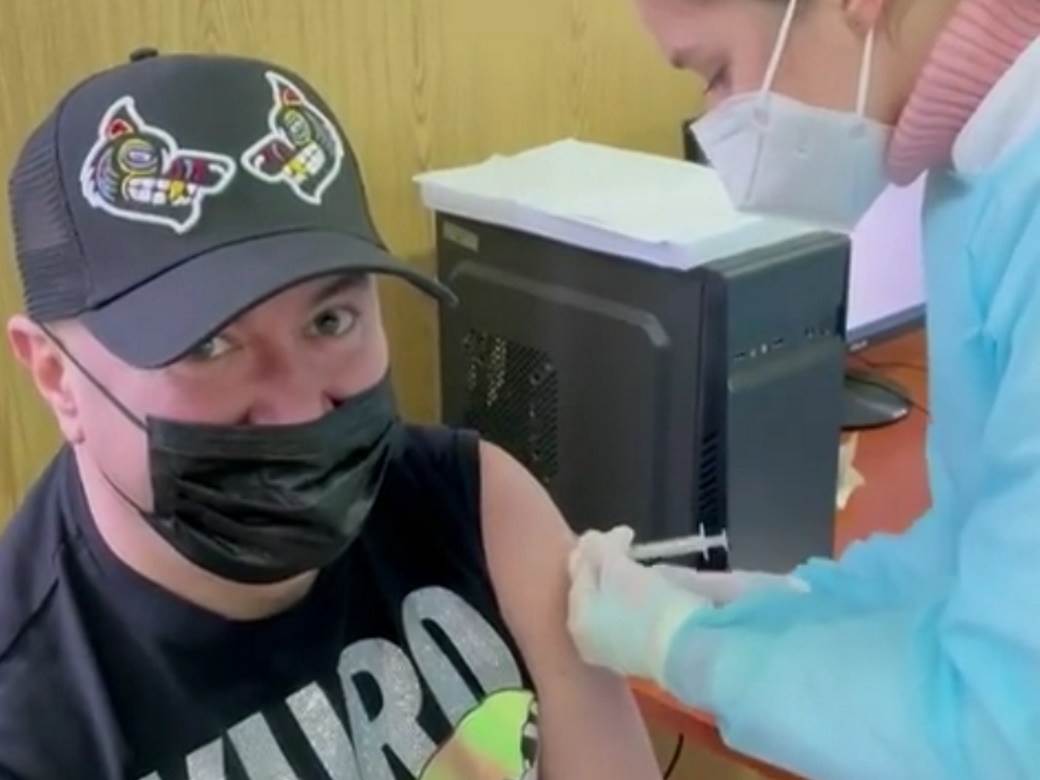  KAD RADIŠA PRIMA VAKCINU: Folker snimao pelcovanje - "Familijo, sad mogu više da popijem"! (VIDEO) 