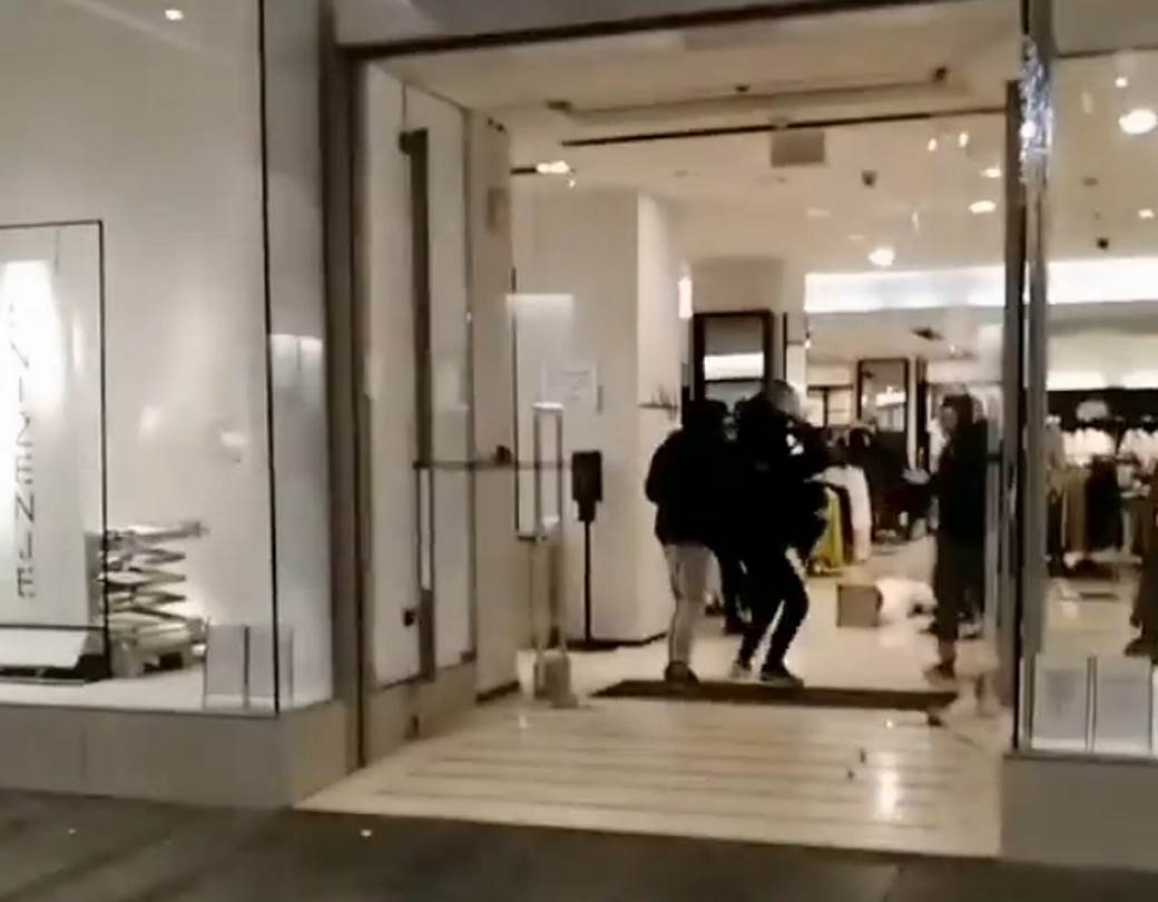  BRUTALNA PLJAČKA U CENTRU BEOGRADA: Pogledajte haos u u prodavnici! (VIDEO) 