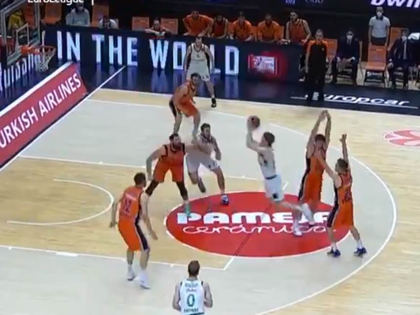  OVAJ KOŠ ZA POBEDU MORATE DA VIDITE: 3 sekunde dovoljno za pobedu, to je lepota košarke (VIDEO) 