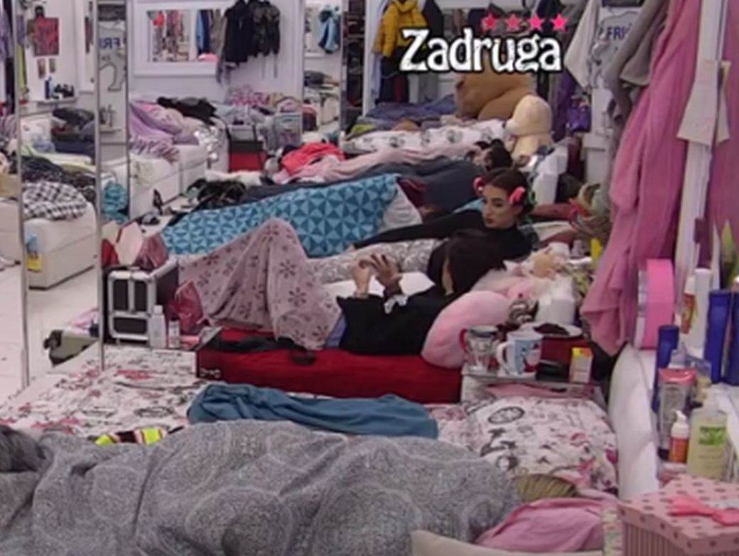  JEZIVA ISPOVEST UČESNICE ZADRUGE: "Tata je silovao i tukao mamu ispred mene, slomio joj je vilicu" (VIDEO) 