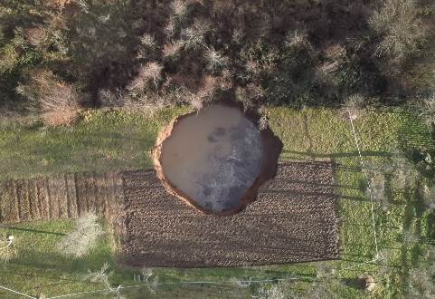  GEOFIZIČAR RAZREŠIO MISTERIJU RUPA KOD PETRINJE: Mogu da se stvore i ispod temelja kuće, a pojavile bi se i bez potresa 