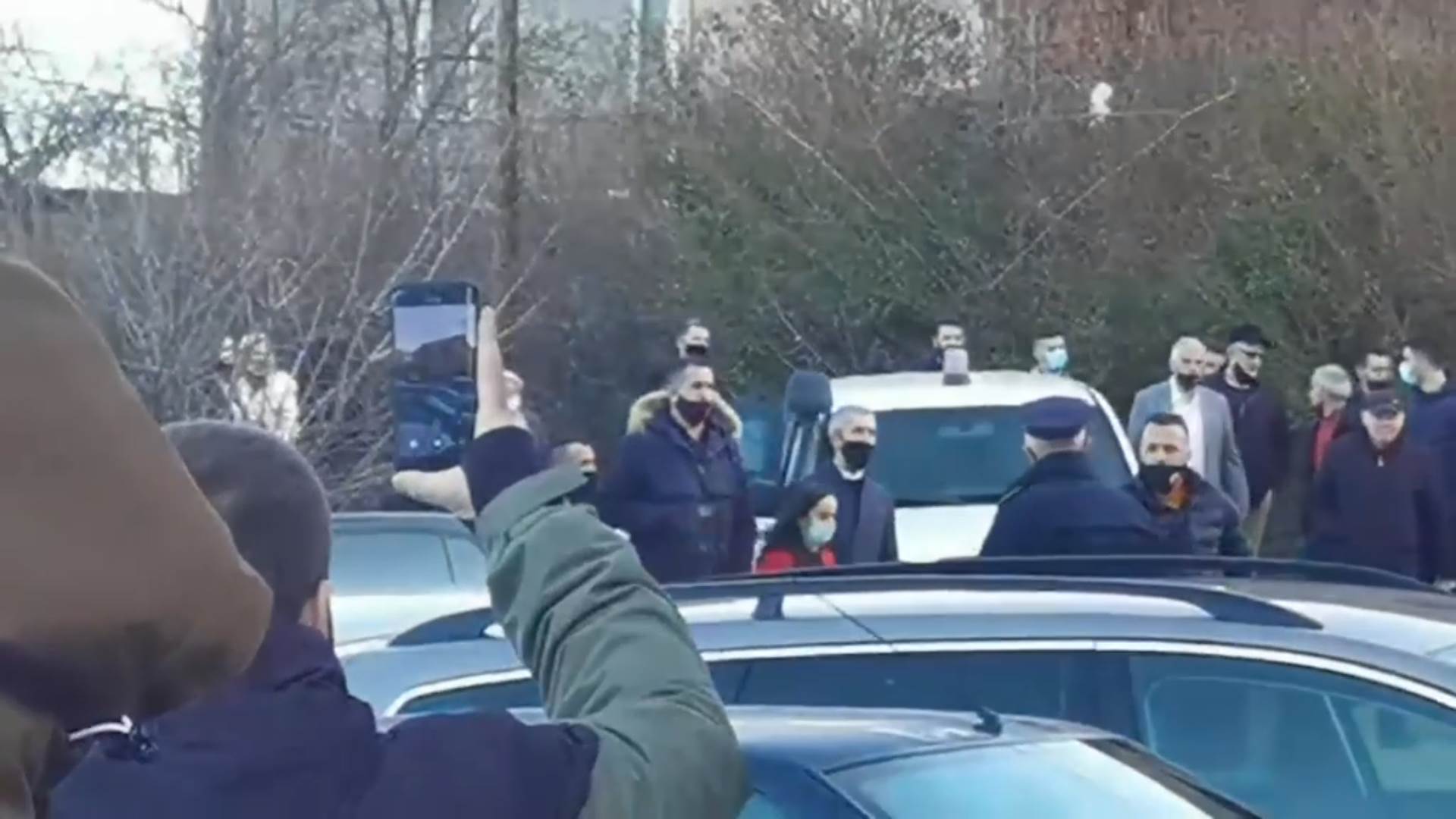  DOČEK ZA KURTIJA I VJOSU OSMANI NA SEVERU KOSOVA: Građani izviždali albanske političare! VIDEO 