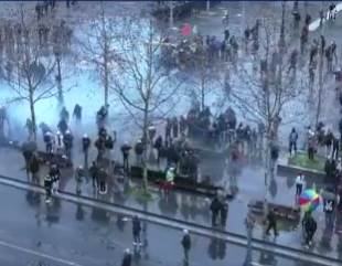  NEREDI U PARIZU ZBOG SPORNOG ZAKONA: Policija demonstrante zasula suzavcem i vodenim topovima (VIDEO 