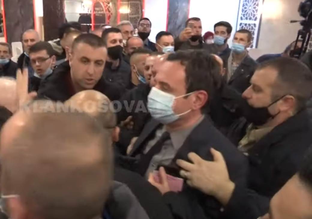  KOSOVO: NAPADNUT ALJBIN KURTI U JUŽNOJ MITROVICI - Pogledajte potpuni haos na partijskom skupu! VIDE 