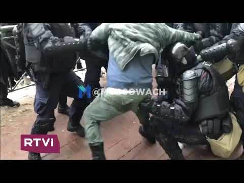  HAOS NA PROTESTIMA ŠIROM RUSIJE: Policajci tukli, hapsili na sve strane, mladić vikao kao Džordž Flo 