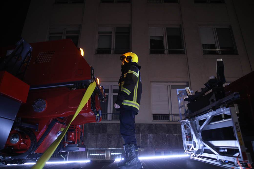  IZ POŽARA EVAKUISANI ČLANOVI DAČIĆEVE PORODICE! Plamena buktinja u elitnoj zgradi na Zvezdari! (FOTO, VIDEO) 